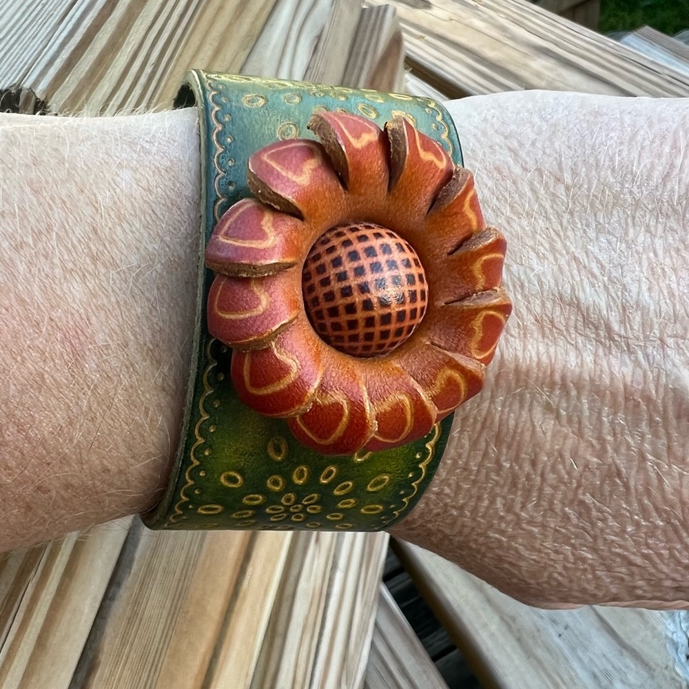 - 4 Mixed Cuff Bundle! Like New! - image 7